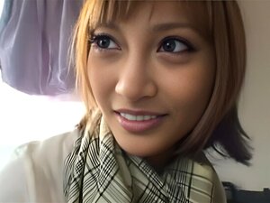 La poupée asiatique Kirara Asuka est sexy et prête à s'amuser