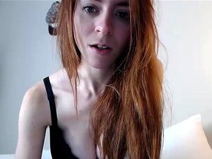 Rousse tatouée en jolie lingerie se masturbant EN DIRECT
