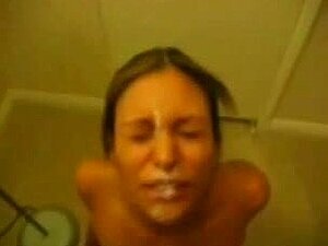 Découvrez de près une cheerleader coquine qui donne une pipe