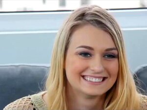 Une magnifique blonde mignonne adore baiser, jetant une nouvelle fille