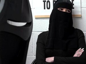 Un agent de sécurité bien foutu, Justin Magnum, a surpris la mince