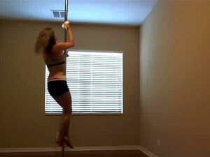 Découvrez cette webcam girl séduisante exhibant ses atouts naturels