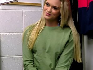 Mignonne pom-pom girl blonde mignonne Chloe surprise en train de voler