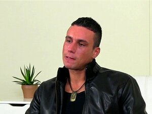 Agente féminine en bas résille baisant lors d'un casting. Agente