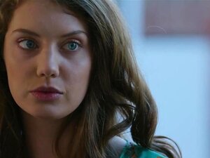 La nana Elena Koshka a envie d'essayer le sexe lesbien avec April