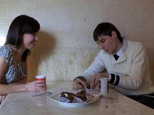 La baise brutale fait gémir la salope mignonne d'orgasmes brillants