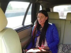 FakeTaxi Bar Lady suce et baise une grosse bite