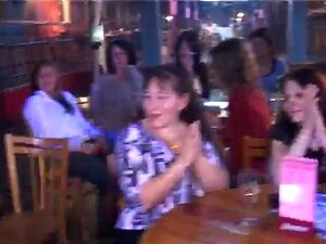 Femmes suçant des queues à la soirée Bachelorette