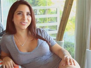 Deux superbes MILF se déshabillent et posent nues. Deux superbes MILF