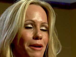 MILF chaude belle-mère fistée et double pénétrée par belle-fille