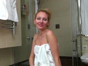 Roxy sous la douche - AtkHairy, c'est le moment de se mouiller et de