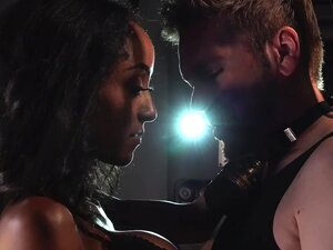 La chaude et plantureuse Alyssa Divine a baisé dans un taxi spatial