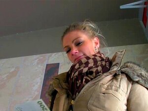 Eurobabe aux gros seins clouée pour de l'argent. La blonde amateur