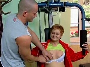 Mamie suce la bite du coach