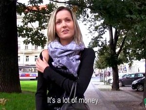 Mater une Euro-babe exhiber ses fesses en public et se faire défoncer