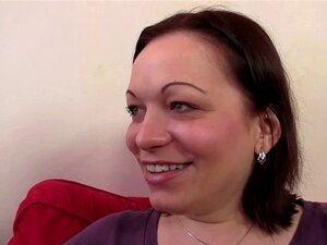 Il trompe avec la mère de sa copine en chaleur. Il trompe avec la