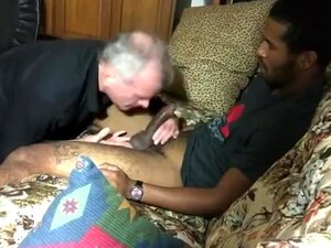 UN SENIOR SUCE UNE GROSSE BITE NOIRE