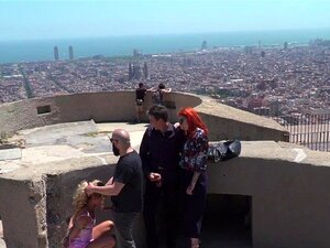 Une Latina sexy suce une bite dans le paysage. La Latina blonde et