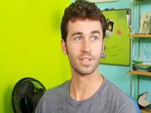 Le patron BBW baise un employé