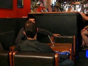Trois grosses nanas s'amusent au bar