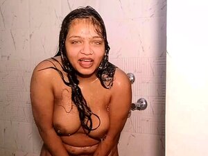 Des filles lesbiennes indiennes sous la douche