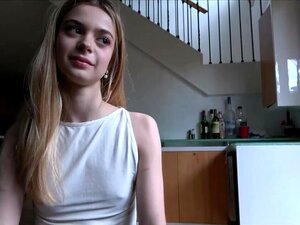 Molly Little est une plaisante taquine aux cheveux dorés avec des