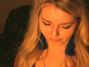 Bombe blonde impeccable se fait baiser avec un gode dans sa chatte