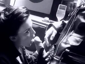 Belles filles noires et blanches avec un mec chanceux à grosse bite.