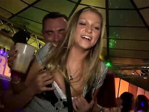 Salopes renardes se font baiser dans une orgie