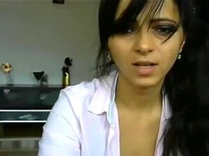 Fille nue nettoyant la maison 2,