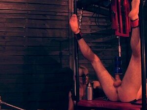 La machine de l'esclave femdom est clouée et baisée par la