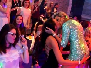 Fête cfnm mignonne baisée