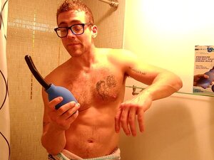 DOUCHING ANAL EN UTILISANT UN SPRAY DE NETTOYAGE ANAL GAY. Allez