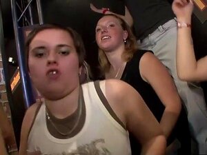 Star du porno exotique dans un strip-tease de folie, scène de sexe