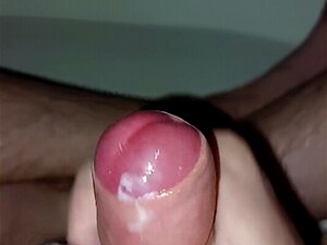 Éjacule sous la douche au son du porno.