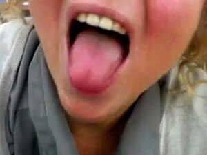 éjaculation sur le visage de la femme