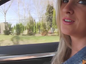 Vinna Reed se fait marteler la chatte rasée par derrière pendant