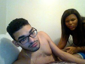 Moi, la Princesse du Gloryhole suçant des inconnus à un gloryhole