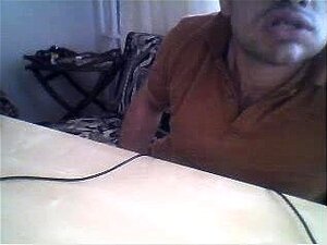 Un mignon turc montre ses pieds sur webcam
