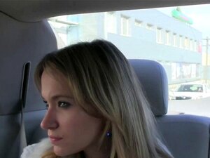 Une blonde tchèque se fait baiser sur le capot d'un faux taxi dans