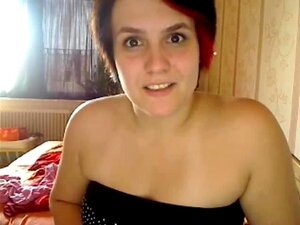 Cette femme mature aime jouer sur sa webcam. Regardez-la se masturber