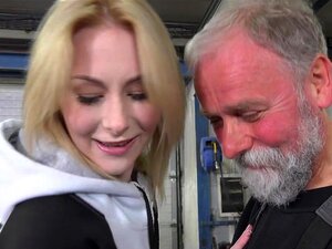 Old Goes fresh - Frances préfère le parking à la chambre d'hôtel