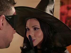 Ariana Marie réalise son fantasme sale avec une grosse bite dure.