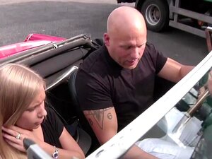 Une maigre pute allemande se fait baiser dehors sans capote