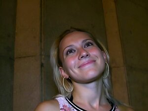 Regardez une blonde hongroise sexy s'engager dans une rencontre