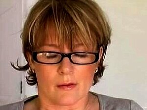 Une blonde mature et sexy montre comment elle se masturbe