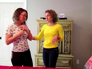 Plongez dans une rencontre sensuelle alors que deux magnifiques femmes