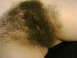 Samantha suce une bite et frotte sa chatte poilue. Samantha suce la