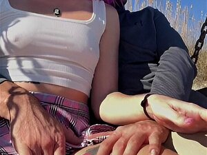 Chatte doigtée par un inconnu à la plage publique.  Public