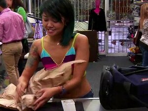 Une brune et une mignonne asiatique se font pilonner. Une brune et une